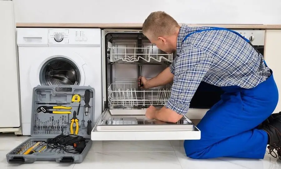 Keçiören Beko servisi teknisyen ekibi beyaz eşya tamiri yaparken